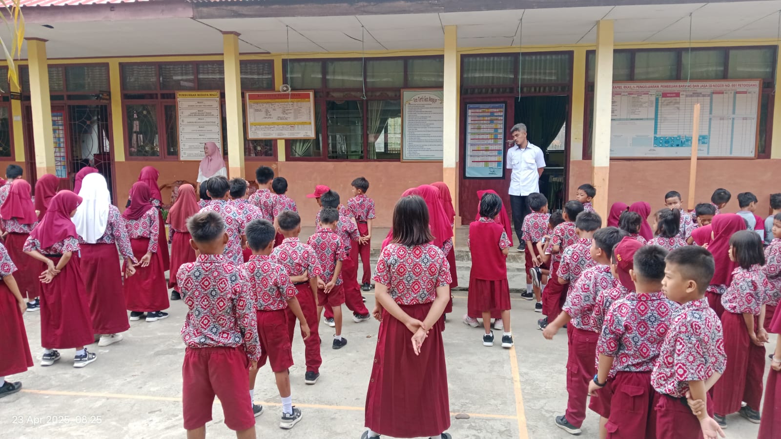 Peserta didik mengikuti Apel Pertama Pasca Libur Ramadhan