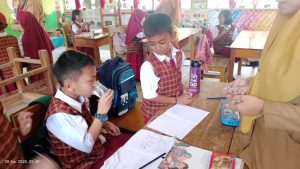 Siswa kelas II Sementara Meminum Obat cacing